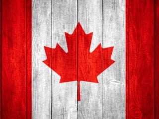Kanadaflagge auf Holz-Hintergrund